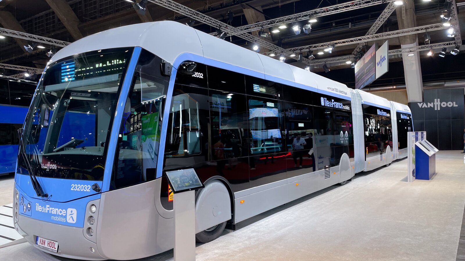 A public highlight at Busworld Europe: The electric 24-meter double-articulated bus from Van Hool for Île-de-France Mobilités includes the modular platform concept eBus HPC (High Power Charging) from Kiepe Electric. | © Kiepe Electric<br>
