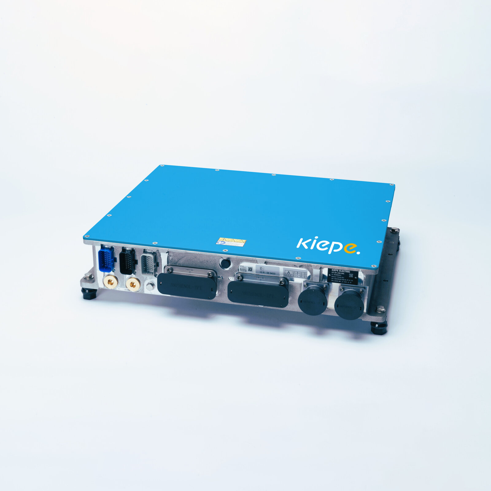 Der KIEPE Traction Inverter (KTI) ist das technologische Herzstück und eine zentrale Antriebskomponente des Batteriebusses. Zu seinen Leiteigenschaften zählen leistungsstarke Drehmomentdynamik, geringer Energieverbrauch und starke Steigfähigkeit des E-Fahrzeugs. Der cybersichere KTI erfüllt mit der ISO 26262 die Norm für sicherheitsrelevante elektrische Systeme in Kraftfahrzeugen | <br>
© KIEPE