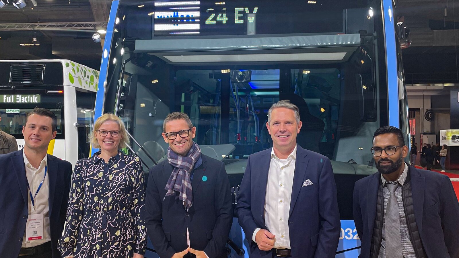 On October 6th, 2023, the Exqui.City 24 articulated bus celebrated its world premiere at Busworld Europe. Those who were enthusiastic about the new e-bus, which is scheduled to serve the south of Paris in 2024, were (from left): Guillaume Delabriere, Sales Kiepe Electric; Katharina Vagts, Tzen4 project manager at Kiepe Electric; Stéphane Beaudet, Mayor of Evry-Courcouronnes and Vice President of the regional council of the Île-de-France region responsible for transport; Alexander Ketterl, Managing Director of Kiepe Electric; Djearamin Ganesh, deputy mayor of Grigny. | © Kiepe Electric<br>
