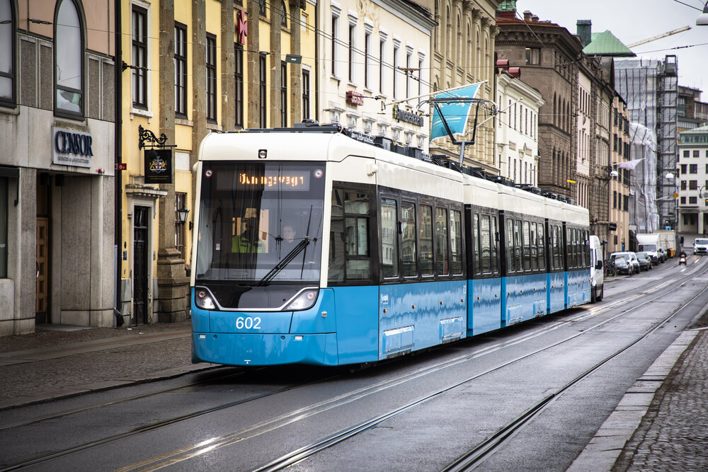 Super-Straßenbahn („Superspårvagnen“) wird das Modell in Göteborg bereits genannt: Die 45 Meter lange Tram von Alstom und KIEPE. Die ersten Fahrzeuge sind in Göteborg eingetroffen und bieten jeweils bis zu 319 Fahrgästen Platz. | © Västtrafik AB, Eddie Löthman