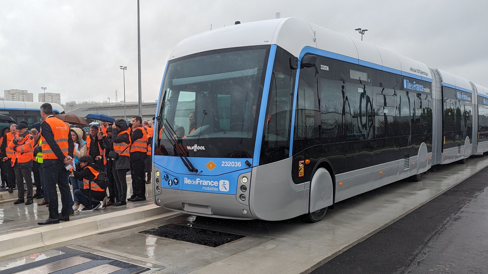 At the the new depot of Île-de-France Mobilités in Corbeil-Essonnes, the double-articulated, battery-electric bus from the Van Hool - Kiepe Electric - Alstom consortium completed its first drive in front of an audience. | © Île-de-France Mobilités, Brice Perrin<br>
<br>
