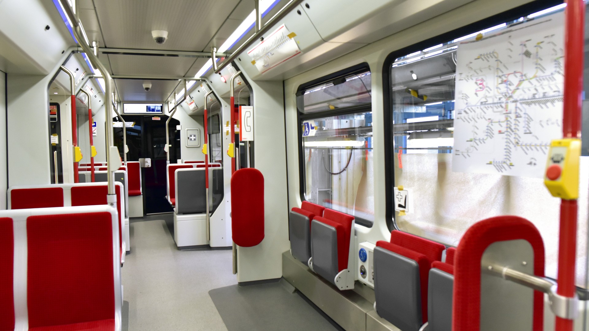 DSW21 places great emphasis on passenger comfort in its new light rail car. This means pleasant temperatures in the car, a modern door light and USB ports. | © DSW21