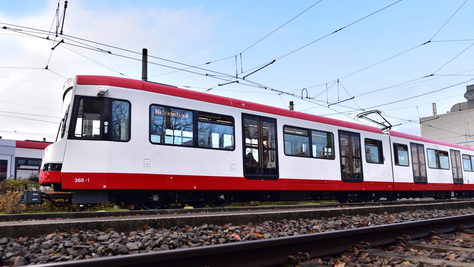 Kiepe Electric stattet die neuen 28 Metern langen hochflurigen Zweirichtungsstadtbahnwagen der DSW21 mit zuverlässiger und moderner elektrischer Technologie aus. | © DSW21